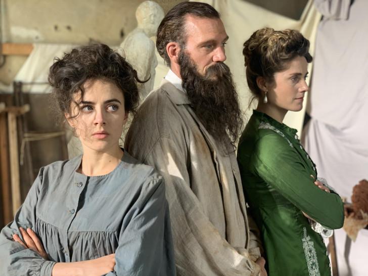 Photo des comédiens interprétant les rôles de Camille Claudel, Auguste Rodin et Rose Beuret